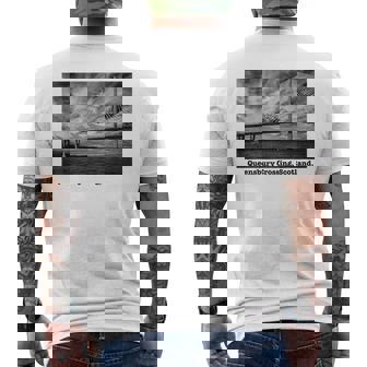 クイーンズベリークロッシング スコットランド 写真 風景 B&W ライト メンズTシャツ バックプリント - Kawaiitshirt