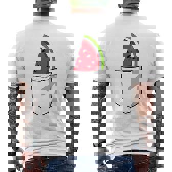 ポケットに入ったスイカのポケットプリントの面白いスイカ。 メンズTシャツ バックプリント - Kawaiitshirt