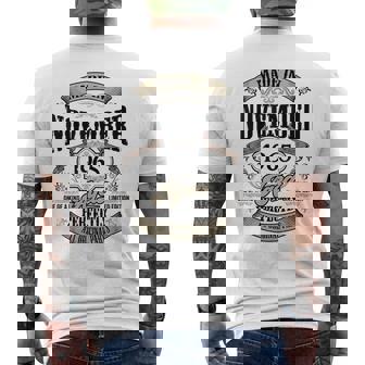 ヴィンテージ還暦祝い 1965年11月生まれ 60歳 メンズTシャツ バックプリント - Kawaiitshirt