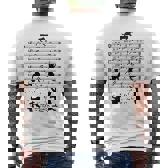 音楽譜上の遊ぶ猫のシルエットデザイン ピアノ音符 遊び心のある猫 猫 ジョーク かわいい 動物好き ギャグ好き メンズTシャツ バックプリント - Kawaiitshirt