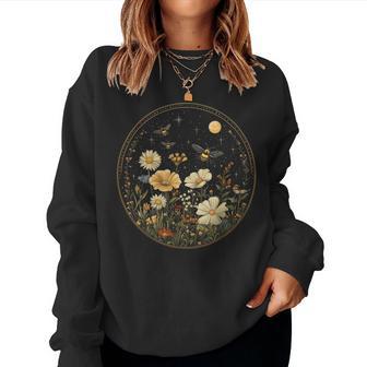 Bees Wildflowers Cottagecore Vintage Flower Beekeeper Women Sweatshirt - Thegiftio UK