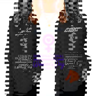 International Women's Day 2025 Accelerate Action Girls レディーススウェットシャツ - Kawaiitshirt