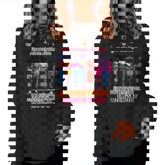 International Women’S Day Empowerment Accelerate Action レディーススウェットシャツ - Kawaiitshirt