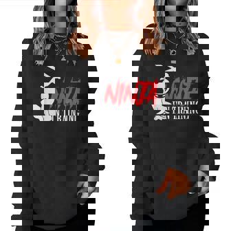 Ninja In Training 面白い忍者誕生日ギフト 男性 女性 子供 レディーススウェットシャツ - Kawaiitshirt