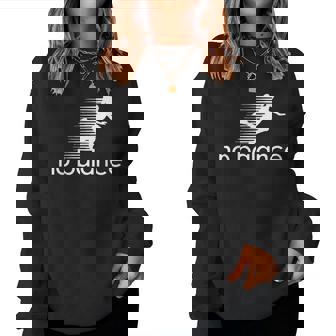 No Balance Girl スポーツとユーモアのための面白いパロディデザイン レディーススウェットシャツ - Kawaiitshirt