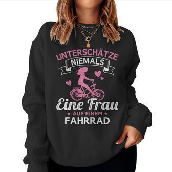 Women's Underschätze Niemals Eine Frau Auf Einem Bike Sweatshirt Frauen - Geschenkecke