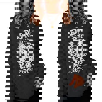 還暦祝い 旅行好き 父 母 男性 女性 60歳 レトロ おしゃれ 文字デザイン Born To Travel レディーススウェットシャツ - Kawaiitshirt