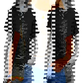 Coastal Cowgirl ニュートラルタン フローラル カウボーイブーツ ウエスタン レディースTシャツ - Kawaiitshirt