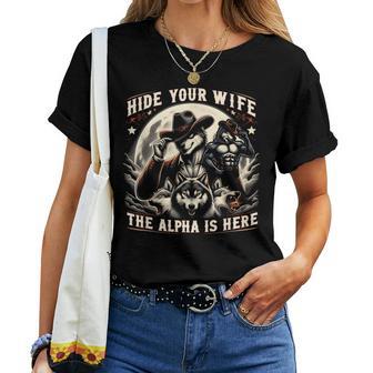 Cringe Alpha Wolf Meme Hide Your Wife Alpha Is Here Maglietta da donna - Novitaregali