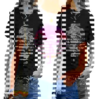 Flamingo Auf Retro-Sonnenuntergang Mit Palmen – Pink Flamingo T-shirt Frauen - Geschenkecke