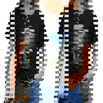 Ufo Hovering Over Weird Mushroomsci-Fi Magichrooms レディースTシャツ - Kawaiitshirt