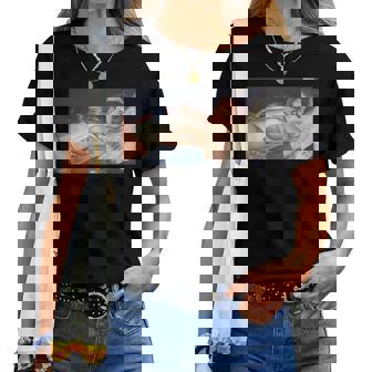 Girl On It 「ソファの上のセクシーなビキニモデル」 レディースTシャツ - Kawaiitshirt