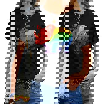 Lgbt 力強い虹色のサイ Rainbow Rhinoceros Graphic レディースTシャツ - Kawaiitshirt