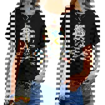 ジョリー・ロジャーのシルエット 花柄 スカル＆クロスボーン レディースTシャツ - Kawaiitshirt