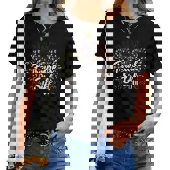 花火スタッフ 爆発の後ろに留まる花火 レディースTシャツ - Kawaiitshirt