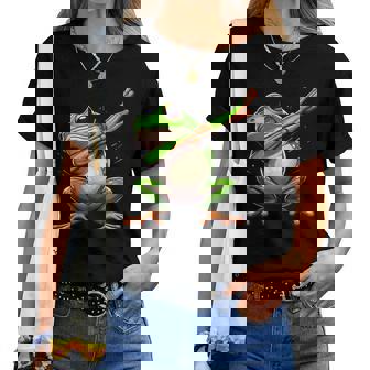 軽くたたくカエルの面白い動物のダンスギフト 男の子と女の子向け レディースTシャツ - Kawaiitshirt