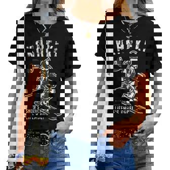 還暦祝い スキー好き 雪好き 父 母 男性 女性 60歳お祝いnow's Race Life's Embrace レディースTシャツ - Kawaiitshirt