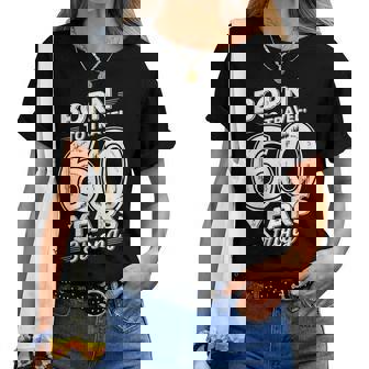 還暦祝い 旅行好き 父 母 男性 女性 60歳 レトロ おしゃれ 文字デザイン Born To Travel レディースTシャツ - Kawaiitshirt