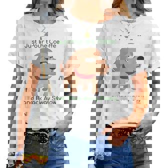 Just Pour The Coffee And Back Awaylowly ドッグプリント レディースTシャツ - Kawaiitshirt