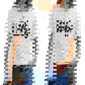 【Wife】妻 嫁 奥さん シンプル おしゃれ 英語 英文字 夫婦お揃い 結婚祝い カップル ペアルック おもしろ ペア レディースTシャツ - Kawaiitshirt