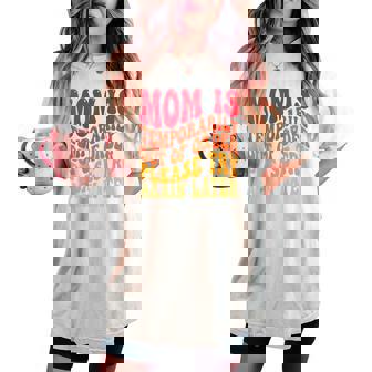Momは一時的に順不同でおもしろいジョーク ママ向け レディースオーバーサイズコンフォートTシャツ - Kawaiitshirt