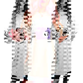 古希祝い 旅行好き 写真好き 撮影好き カメラ レトロ 父 母 男性 女性 70歳お祝い Ready To Travel レディースオーバーサイズコンフォートTシャツ - Kawaiitshirt