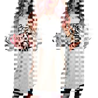 野生の女の子の夏の面白いミームかわいいけど野生のアライグマ休暇 レディースオーバーサイズコンフォートTシャツ - Kawaiitshirt