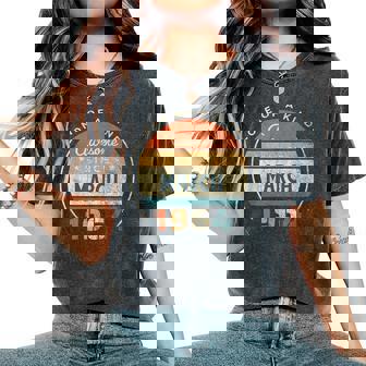 60歳の誕生日ギフト 男性 女性 60歳 3月 1964 レディースオーバーサイズコンフォートTシャツ - Kawaiitshirt