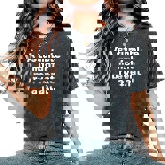 Atumble Might Prevent A Fall 小さな失敗は大きな失敗を防ぐ 英語 文字入り 格言 レディースオーバーサイズコンフォートTシャツ - Kawaiitshirt