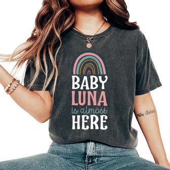 Baby Luna Está Casi Aquí Anuncio De Embarazo Boho Rainbow Camiseta extragrande cómoda para mujer - Regaloses