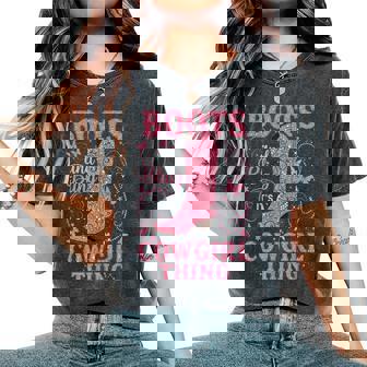 Boots And Bling Its A Cowgirl Thing Rodeo Love Country Girls Women's Oversized Comfort T-Shirt | Seseable FR