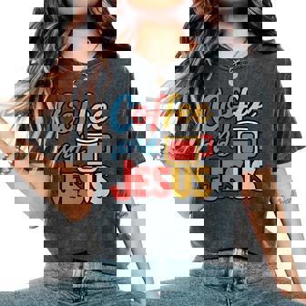 Coffee And Jesus Awesome Christian Caffeine Lover Church レディースオーバーサイズコンフォートTシャツ - Kawaiitshirt