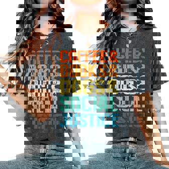 Coffee Books Dogsocial Justice レディースオーバーサイズコンフォートTシャツ - Kawaiitshirt