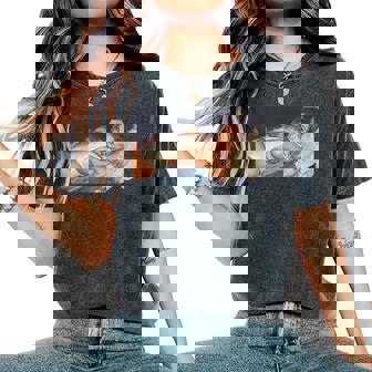 Girl On It 「ソファの上のセクシーなビキニモデル」 レディースオーバーサイズコンフォートTシャツ - Kawaiitshirt