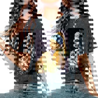 Girl With A Pearl Earring And A Cat 名画パロディ アート猫 レディースオーバーサイズコンフォートTシャツ - Kawaiitshirt