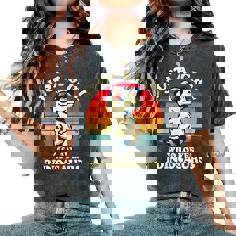 Just A Girl Who Loves Dinosaurs おもしろレトロ恐竜 T-Rex レディースオーバーサイズコンフォートTシャツ - Kawaiitshirt