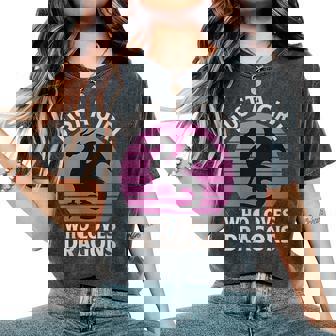 Juste Une Fille Qui Aime La Conception Artistique Fantastique De Lailhouette Des Dragons T-shirt oversize confortable pour femme - Cadeauxyz