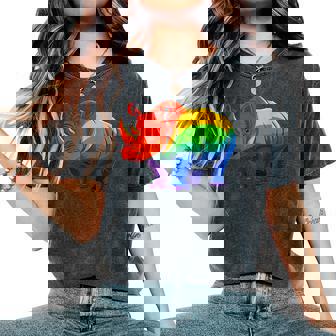 Lgbt 力強い虹色のサイ Rainbow Rhinoceros Graphic レディースオーバーサイズコンフォートTシャツ - Kawaiitshirt