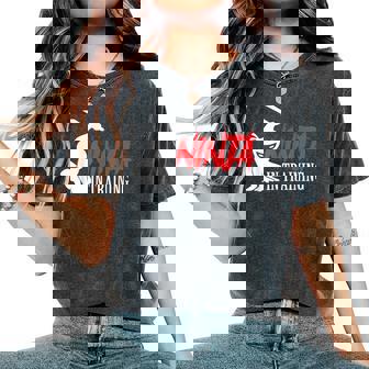 Ninja In Training 面白い忍者誕生日ギフト 男性 女性 子供 レディースオーバーサイズコンフォートTシャツ - Kawaiitshirt