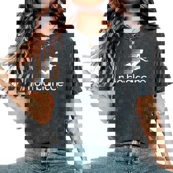 No Balance Girl スポーツとユーモアのための面白いパロディデザイン レディースオーバーサイズコンフォートTシャツ - Kawaiitshirt