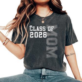 Proud Mom Of A 2026 Graduate Grad Senior Mother Graduation Women's Oversized Comfort T-Shirt - Thegiftio UK