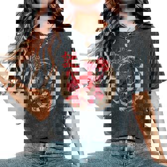 Redpider Lily の 彼岸花 または ヒガンバナ と 日本の天狗の面 の グラフィック レディースオーバーサイズコンフォートTシャツ - Kawaiitshirt