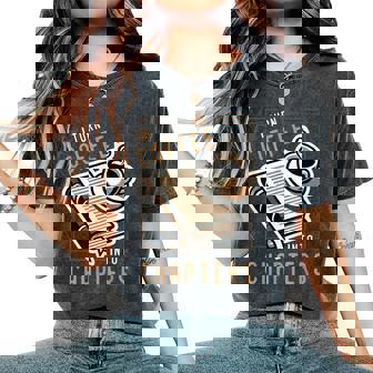 I Turn Coffee Into Chapters 本の虫 読書 レディースオーバーサイズコンフォートTシャツ - Kawaiitshirt