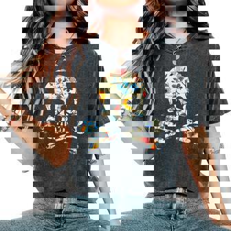 ジョリー・ロジャーのシルエット 花柄 スカル＆クロスボーン レディースオーバーサイズコンフォートTシャツ - Kawaiitshirt