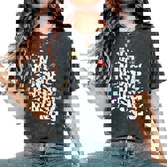 レトロ Groovy Im Wilow Doing Wilow Things おもしろ 母の日 レディースオーバーサイズコンフォートTシャツ - Kawaiitshirt