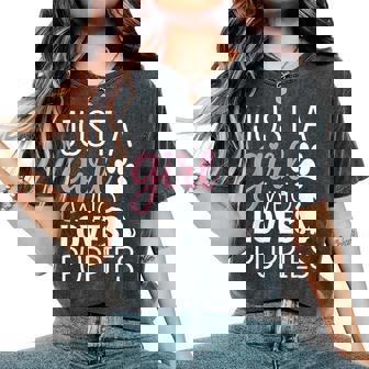 子犬 女の子 犬好き キュート ピンク 足跡プリント デザイン レディースオーバーサイズコンフォートTシャツ - Kawaiitshirt