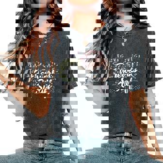 花火スタッフ 爆発の後ろに留まる花火 レディースオーバーサイズコンフォートTシャツ - Kawaiitshirt