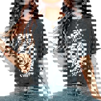 還暦祝い 旅行好き 父 母 男性 女性 60歳 レトロ おしゃれ 文字デザイン Born To Travel レディースオーバーサイズコンフォートTシャツ - Kawaiitshirt