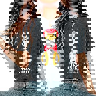 還暦祝い 犬 柴犬 ちゃんちゃんこ 父 男性 女性 母 犬好き 還暦 お祝い 60歳 かわいい おしゃれ レディースオーバーサイズコンフォートTシャツ - Kawaiitshirt