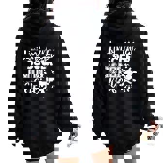 Livin' Thatoccer Mom Life ファニースポーツ 母の日 レディース オーバーサイズ パーカー バックプリント - Kawaiitshirt